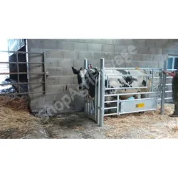 Barriere pour bovins : porte cesarienne telescopique