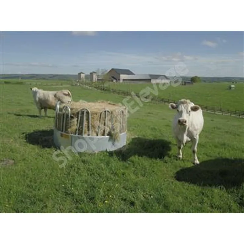 Râtelier P.T.F circulaire à foin en acier galvanisé dans une prairie.