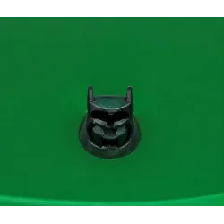 Bouchon de vidange sur l'abreuvoir EQ2, le bouchon est noir en plastique de la marque Clotseul.