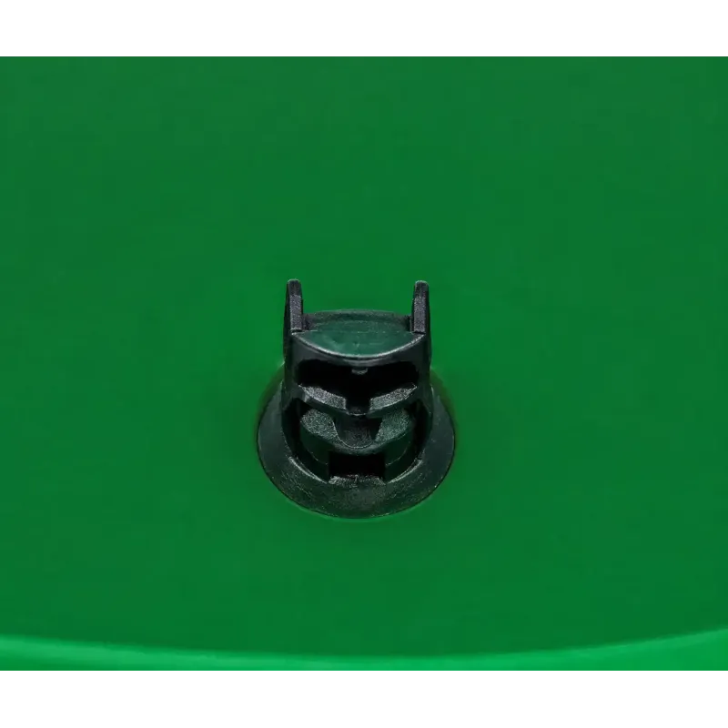 Bouchon de vidange sur l'abreuvoir EQ2, le bouchon est noir en plastique de la marque Clotseul.