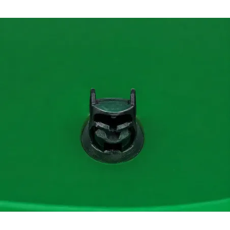 Bouchon de vidange sur l'abreuvoir EQ2, le bouchon est noir en plastique de la marque Clotseul.