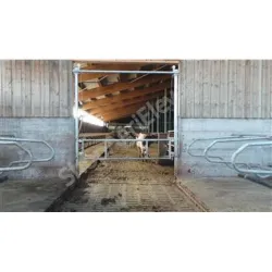 Barriere pour bovins : separation de logette relevable